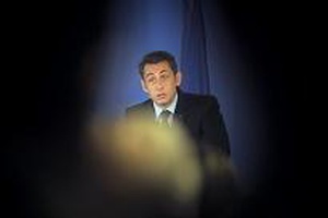 Pendant la crise financière Sarkozy fait (toujours) de la politique...