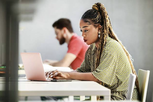 Rester humain face à l’IA générative: ce que nous apprennent les jeunes travailleurs