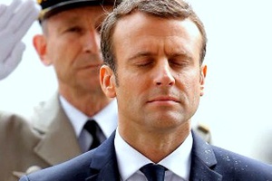 Entre gaullisme et libéralisme, quel costume présidentiel Macron veut-il réellement endosser? 